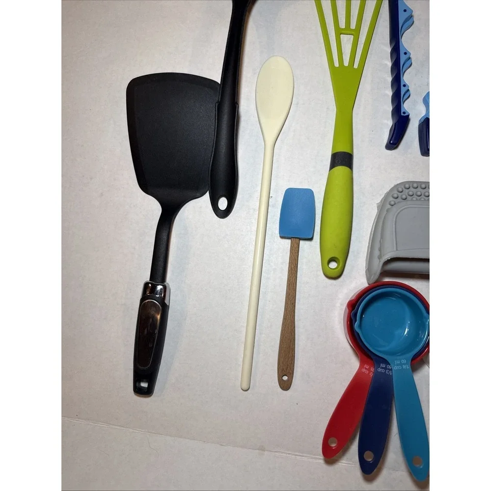 19 Piece Set of Assorted Kitchen Utensils. Stainless Steel and‎ Plastic Preowned